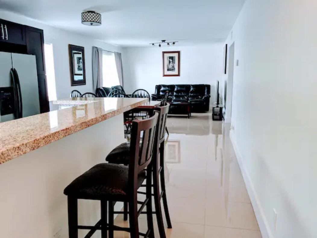 A4 - Endless Summer - Downtown Near Park, Ports, And Beach *