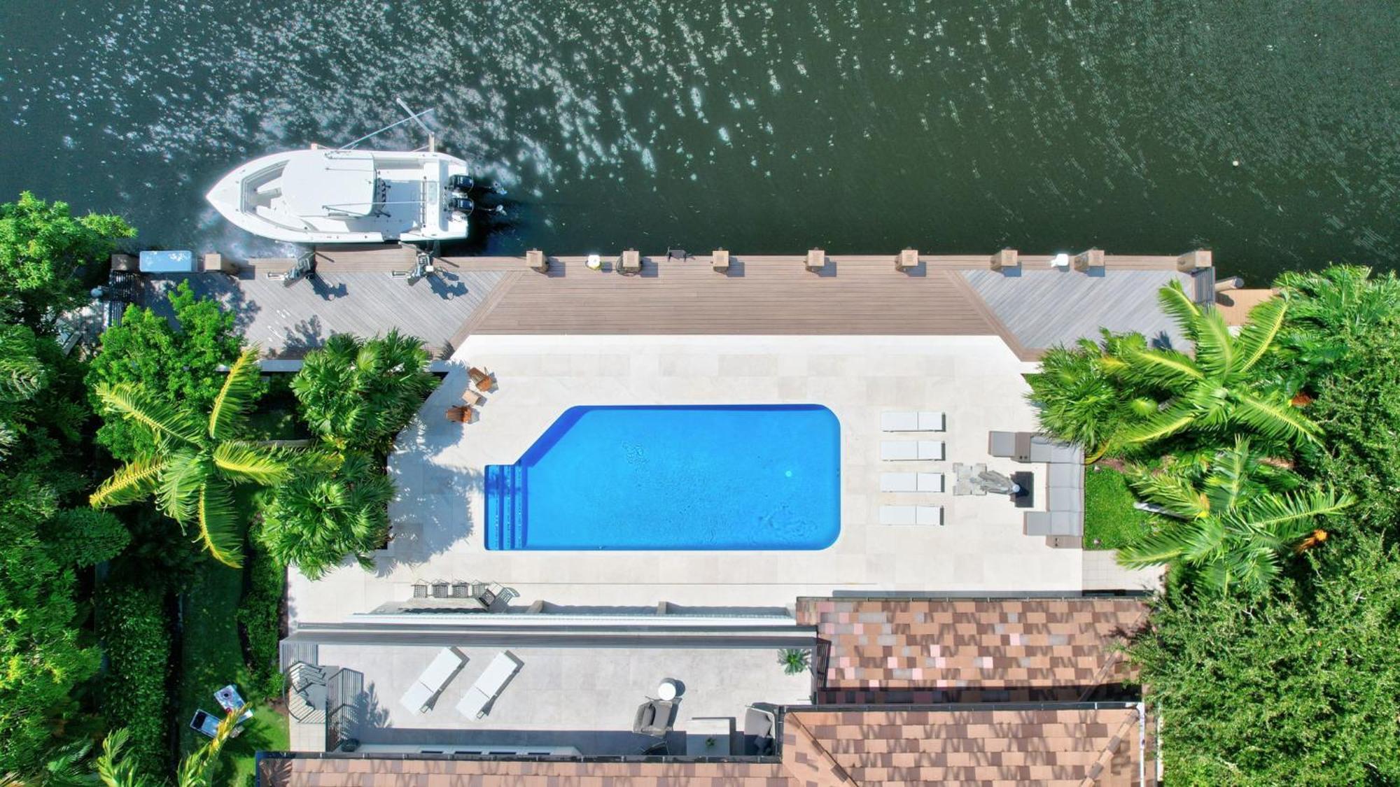 Elegant Waterfront Estate 6br- 6.5ba *