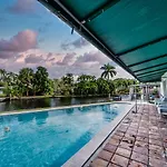 Central Waterfront Villa Salt Wtr Pool Near Beach