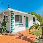 Roxanas 3Bed 2Bath Home With Modern Interior And Bbq Backyard