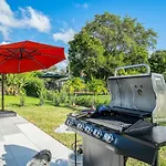Roxanas 3Bed 2Bath Home With Modern Interior And Bbq Backyard