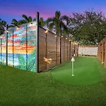 Palms Retreat! Giant Heated Pool-Hottub-Firepit-5Min2Beach-Pets-Ev Chgr