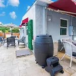 Palms Retreat! Giant Heated Pool-Hottub-Firepit-5Min2Beach-Pets-Ev Chgr