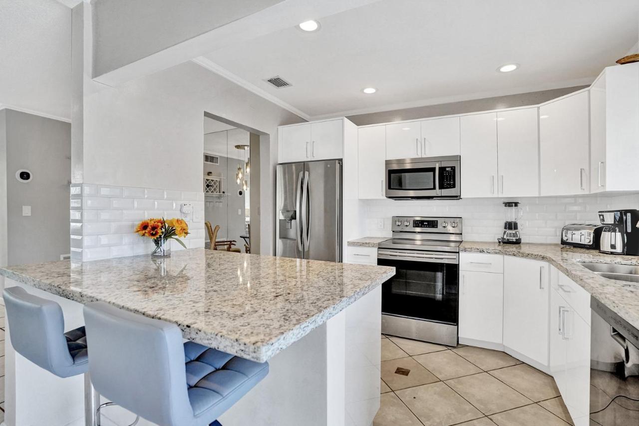 New! Waterfront Heated Pool & Jacuzzi 2 Mi To - Fishing Pier Relaxing & Hammock * Fort Lauderdale
