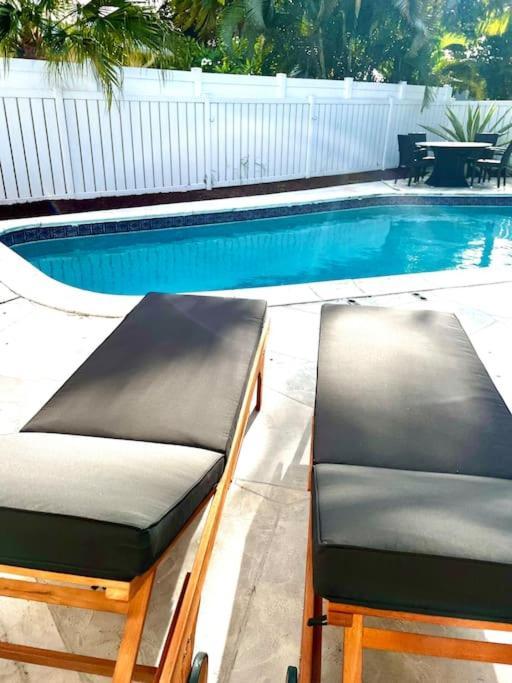 Gorgeous Open Concept 4 Bedroom With Heated Pool And Lounge Area Villa *