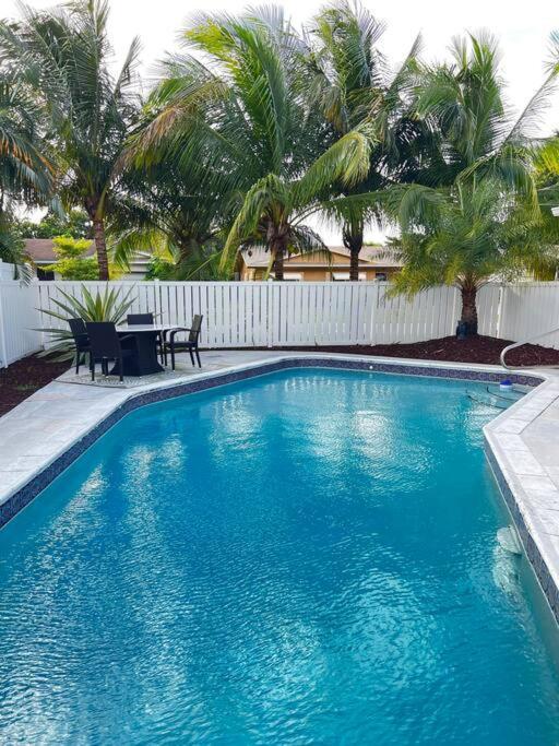 Villa Gorgeous Open Concept 4 Bedroom With Heated Pool And Lounge Area *