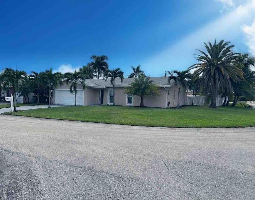 Gorgeous Open Concept 4 Bedroom With Heated Pool And Lounge Area Villa Fort Lauderdale