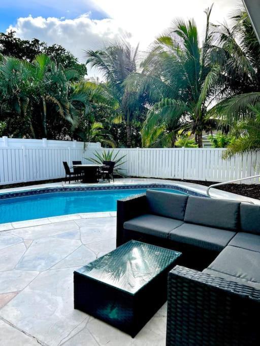 Gorgeous Open Concept 4 Bedroom With Heated Pool And Lounge Area Villa