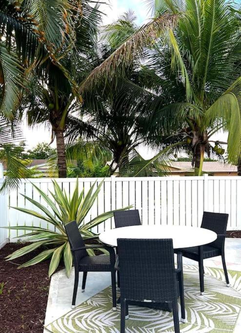 Gorgeous Open Concept 4 Bedroom With Heated Pool And Lounge Area *