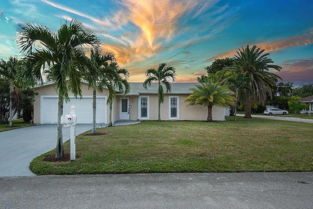 Gorgeous Open Concept 4 Bedroom With Heated Pool And Lounge Area Villa *