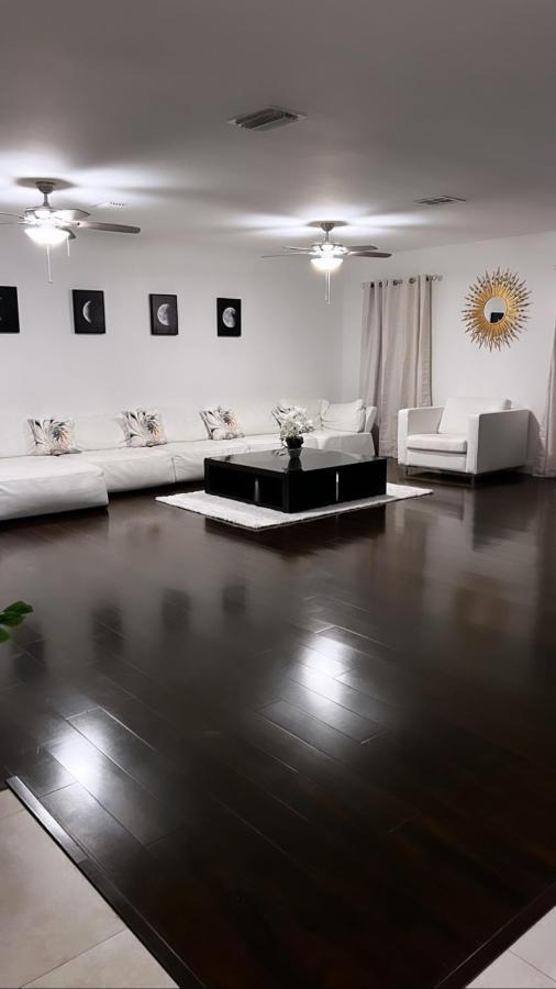 Gorgeous Open Concept 4 Bedroom With Heated Pool And Lounge Area * Fort Lauderdale