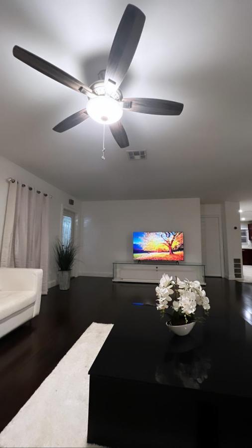 Gorgeous Open Concept 4 Bedroom With Heated Pool And Lounge Area Villa *