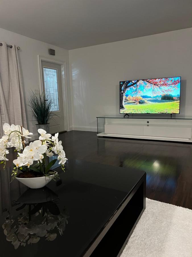 Gorgeous Open Concept 4 Bedroom With Heated Pool And Lounge Area *