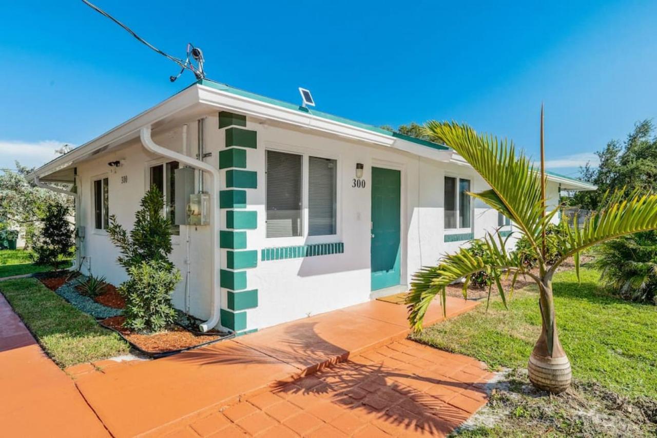 Roxanas 3bed 2bath With Modern Interior And Bbq Backyard