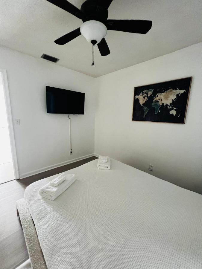 Gorgeous Open Concept 4 Bedroom With Heated Pool And Lounge Area Villa