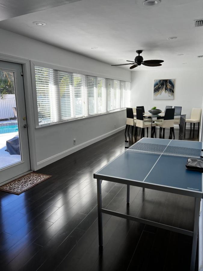 Gorgeous Open Concept 4 Bedroom With Heated Pool And Lounge Area Villa *