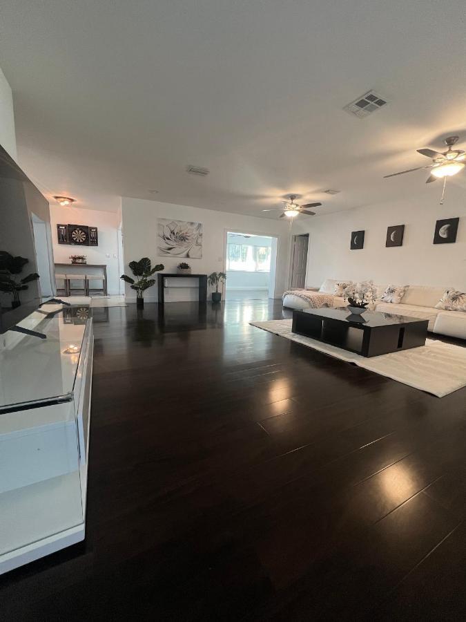 Gorgeous Open Concept 4 Bedroom With Heated Pool And Lounge Area Fort Lauderdale