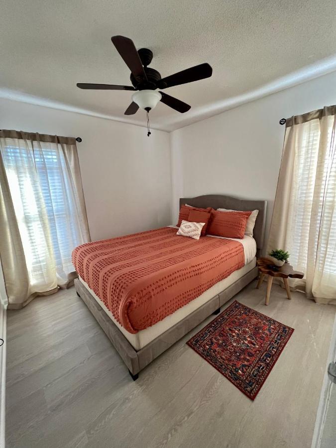Gorgeous Open Concept 4 Bedroom With Heated Pool And Lounge Area *