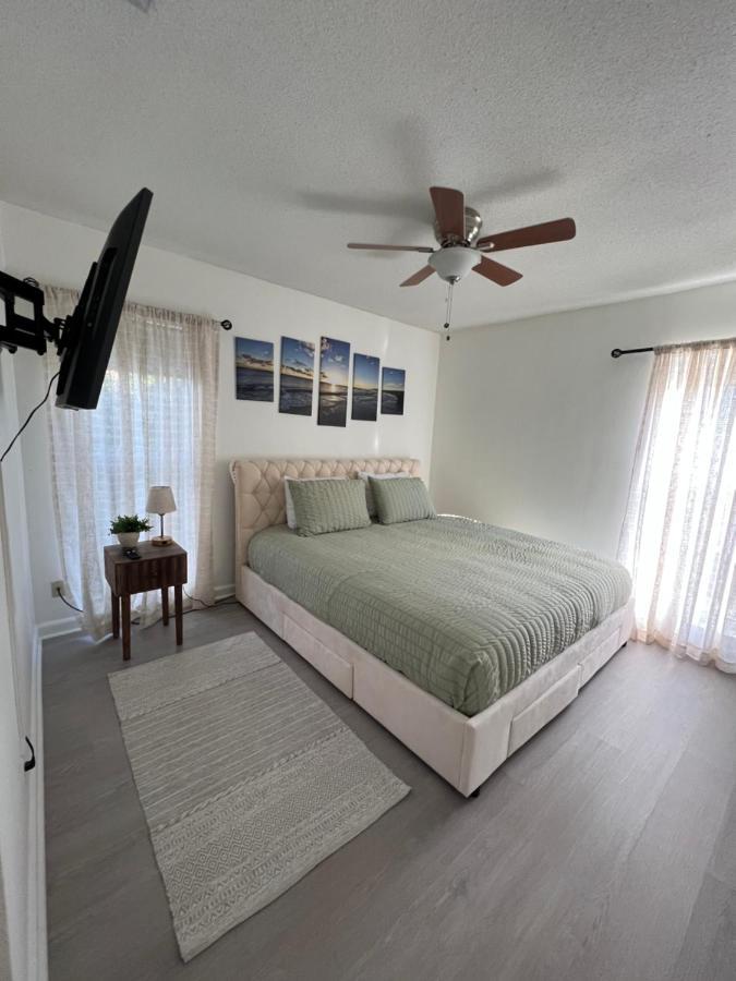 Gorgeous Open Concept 4 Bedroom With Heated Pool And Lounge Area Villa Fort Lauderdale