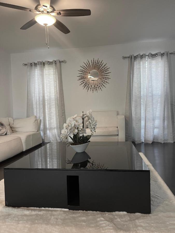 Gorgeous Open Concept 4 Bedroom With Heated Pool And Lounge Area *