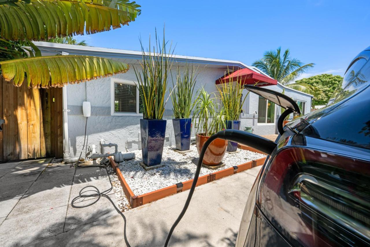 Palms Retreat! Giant Heated Pool-hottub-firepit-5min2beach-pets-ev Chgr *