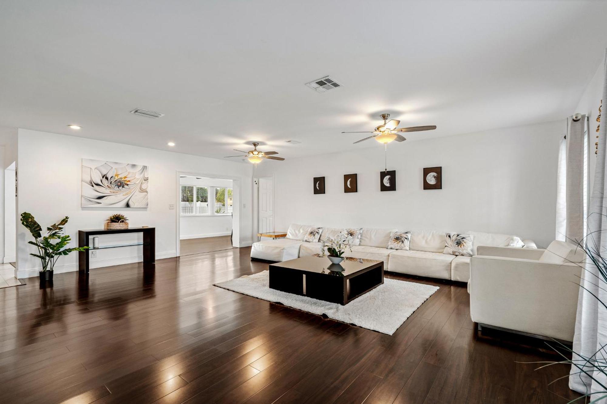 Gorgeous Open Concept 4 Bedroom With Heated Pool And Lounge Area Villa