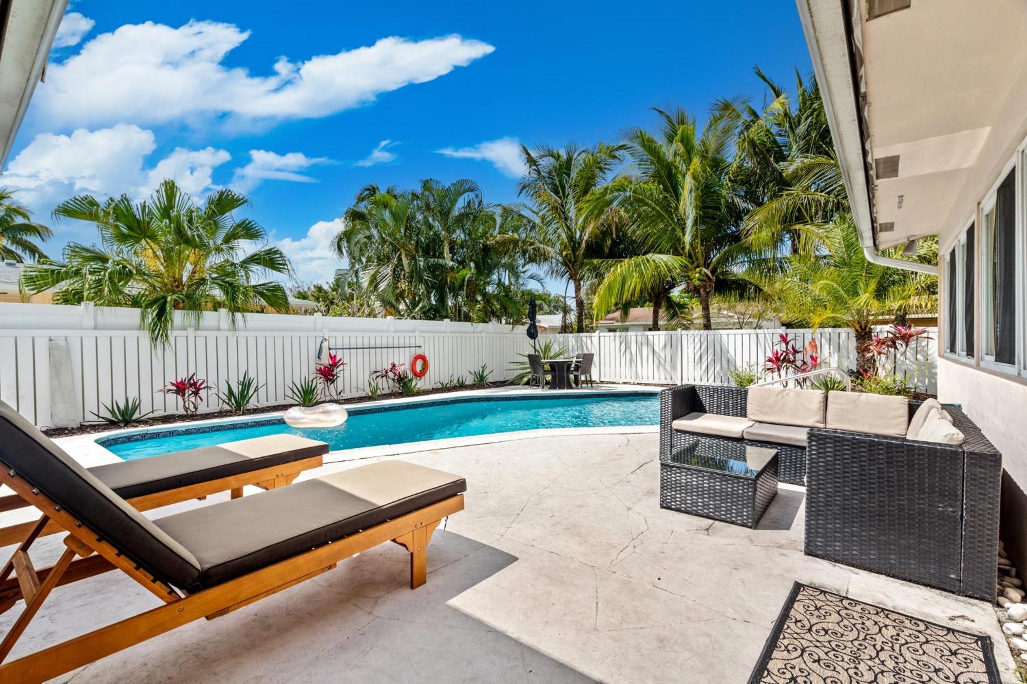 Villa Gorgeous Open Concept 4 Bedroom With Heated Pool And Lounge Area *