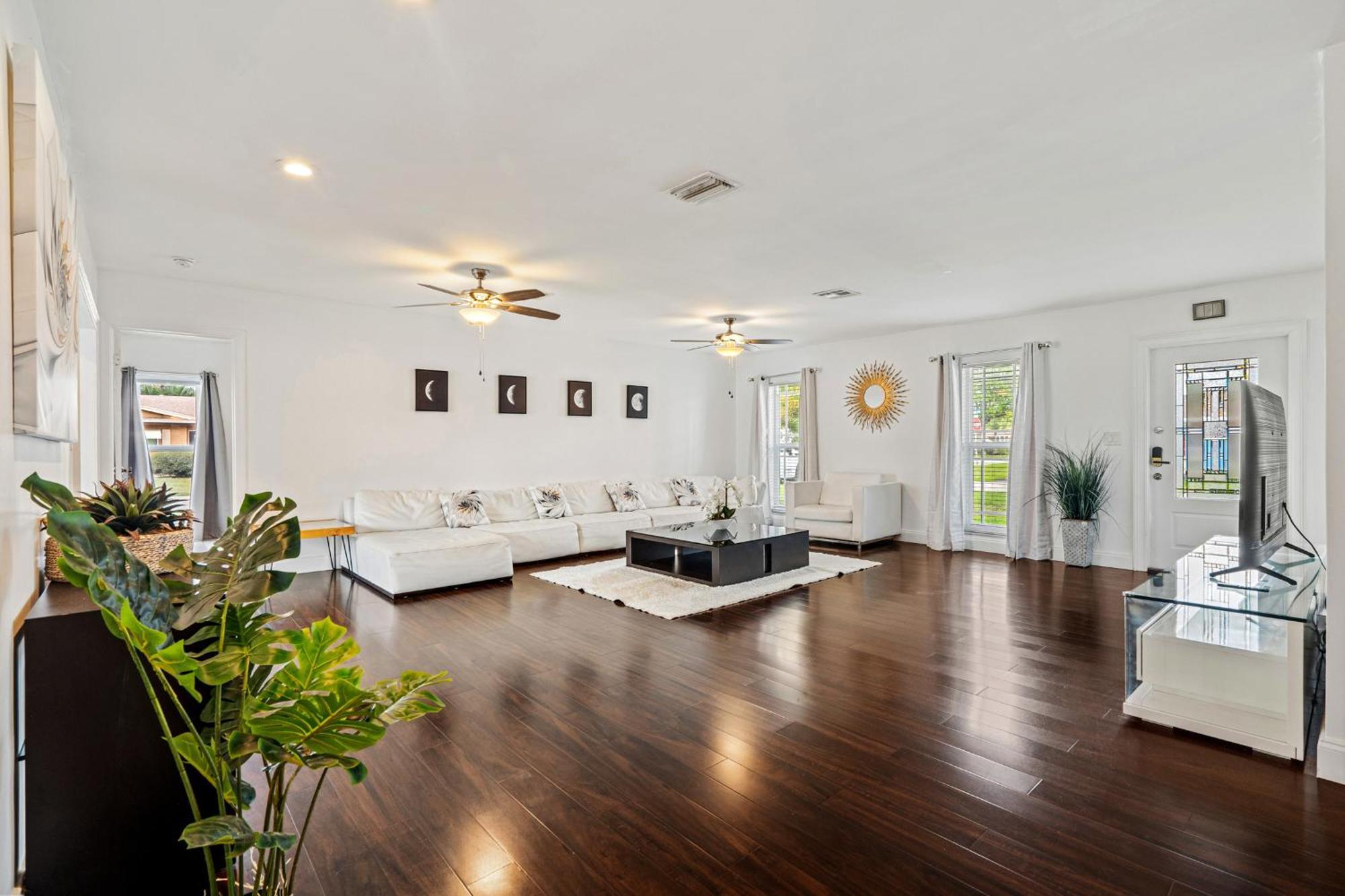 Gorgeous Open Concept 4 Bedroom With Heated Pool And Lounge Area Villa Fort Lauderdale