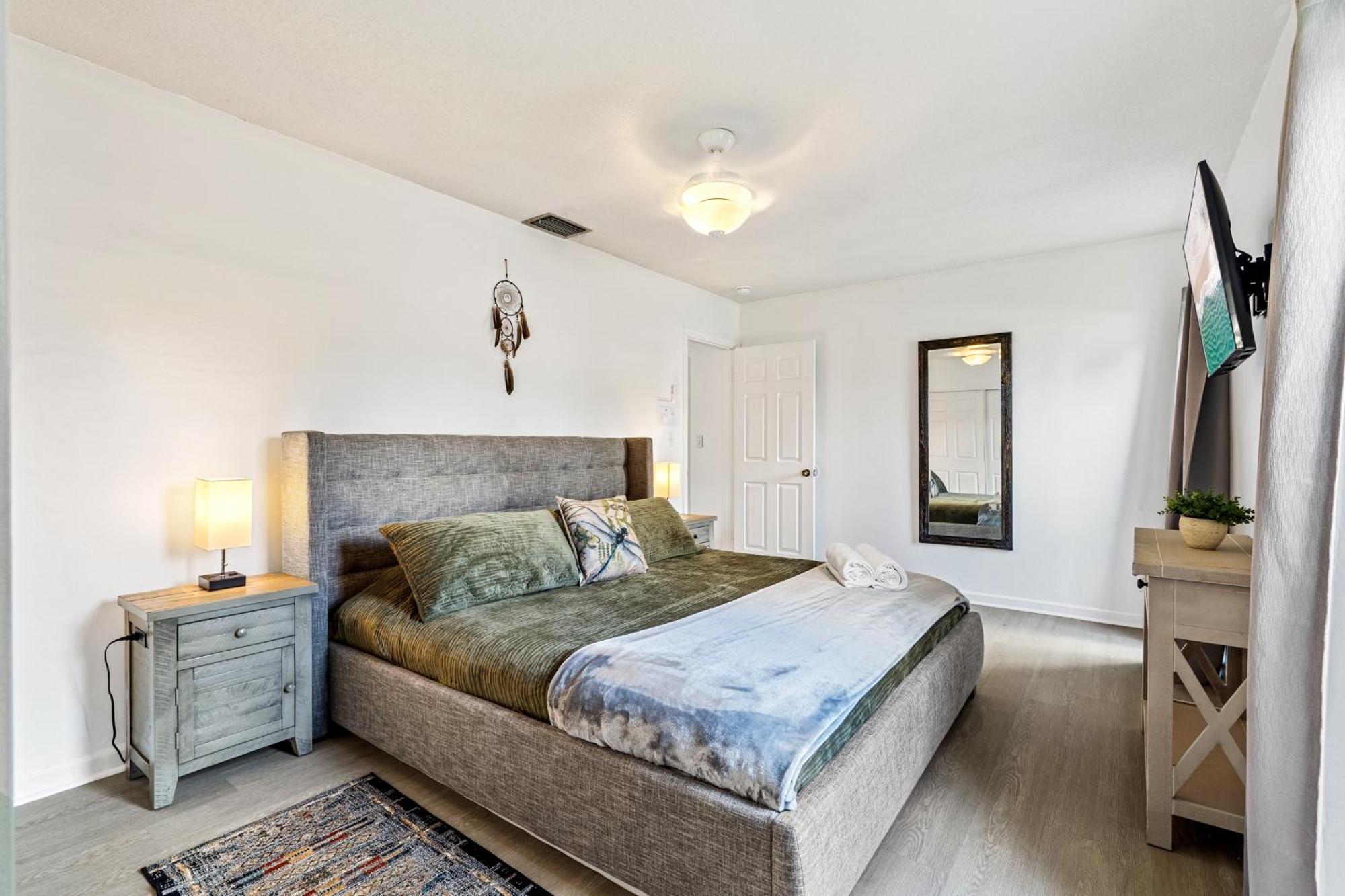 Gorgeous Open Concept 4 Bedroom With Heated Pool And Lounge Area