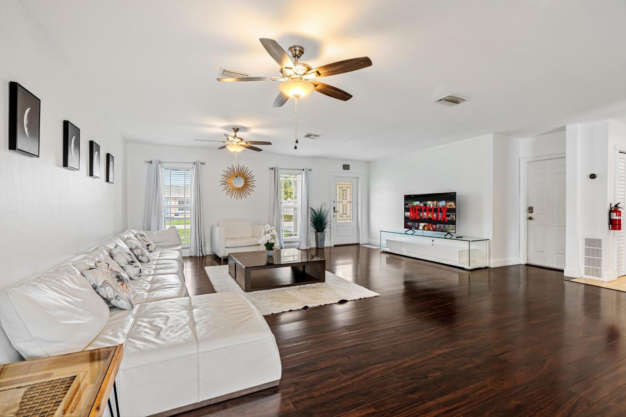 Villa Gorgeous Open Concept 4 Bedroom With Heated Pool And Lounge Area