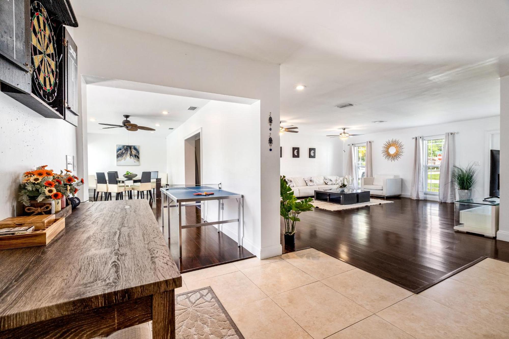 Gorgeous Open Concept 4 Bedroom With Heated Pool And Lounge Area Villa *