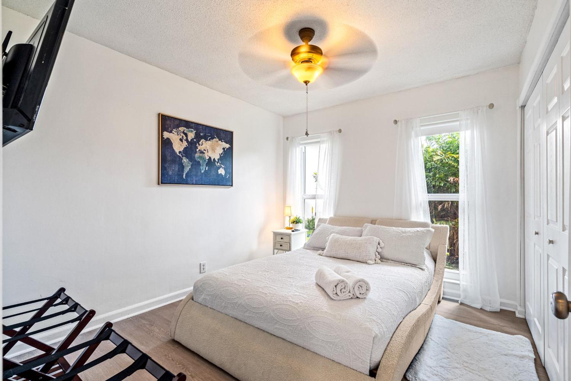 Gorgeous Open Concept 4 Bedroom With Heated Pool And Lounge Area *