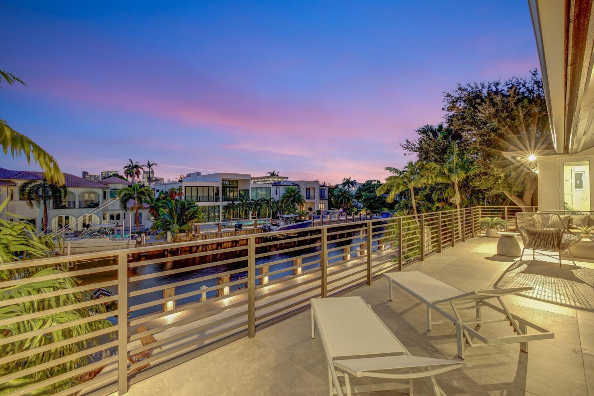 Casa de férias Elegant Waterfront Estate 6br- 6.5ba