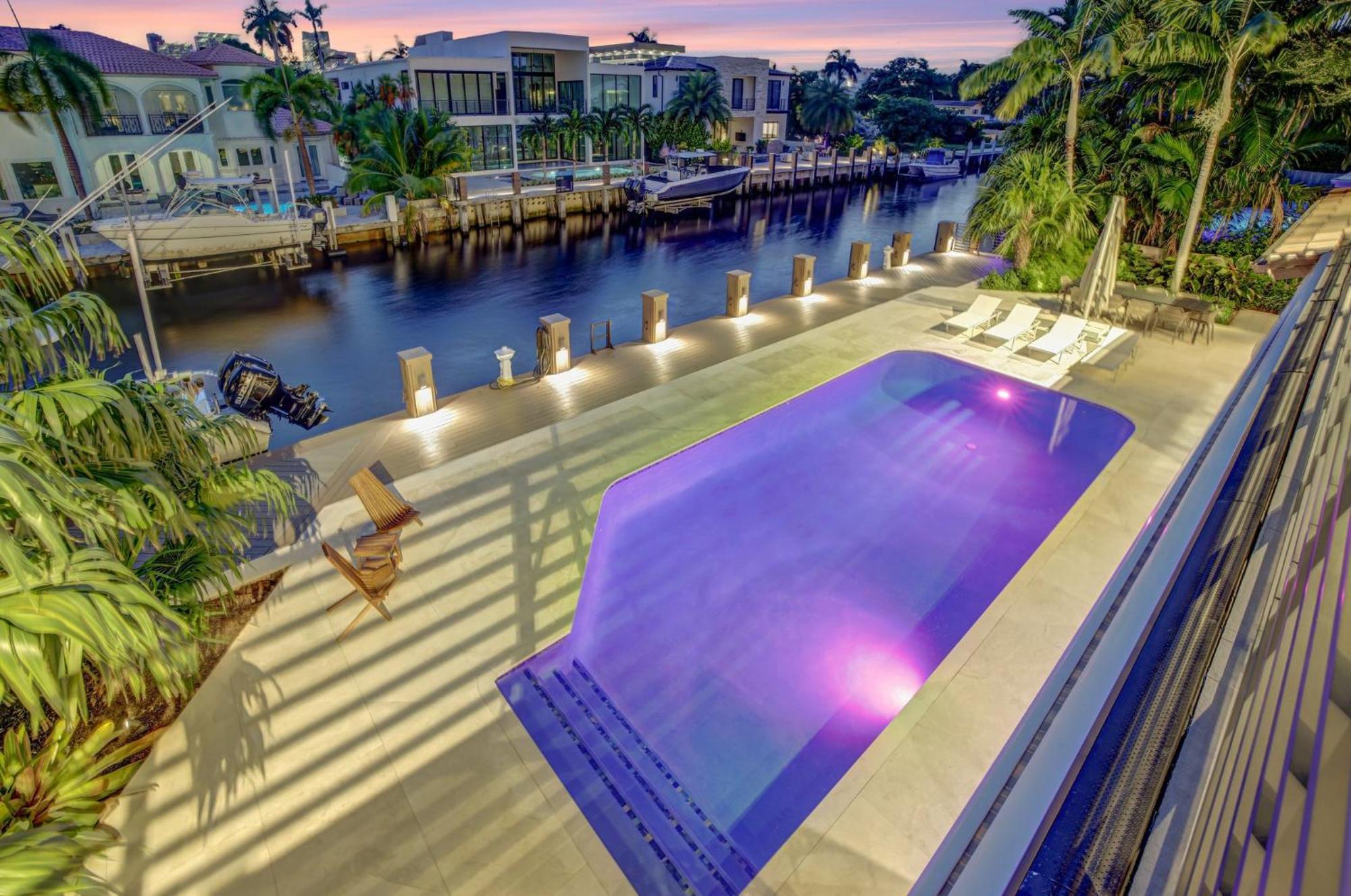 Elegant Waterfront Estate 6br- 6.5ba Casa de férias