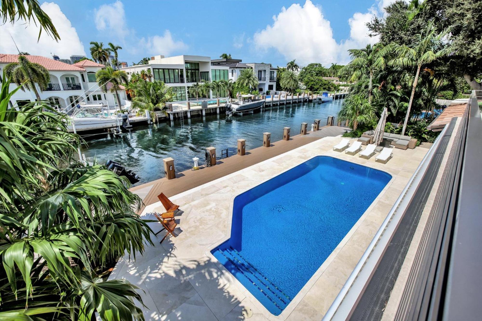 Casa de férias Elegant Waterfront Estate 6br- 6.5ba