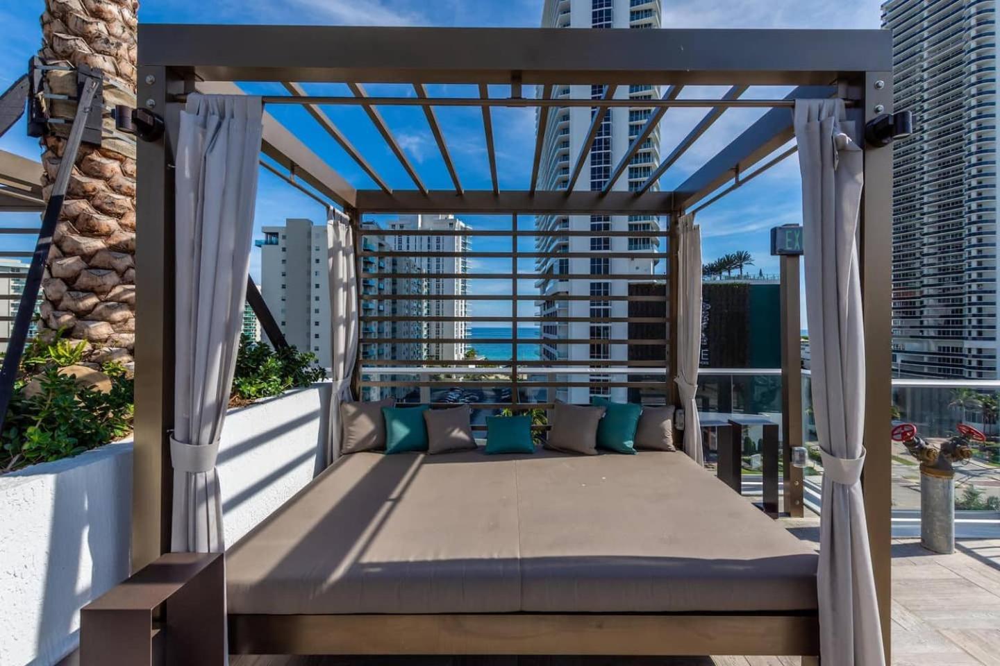 Amazing At H House * Hollywood