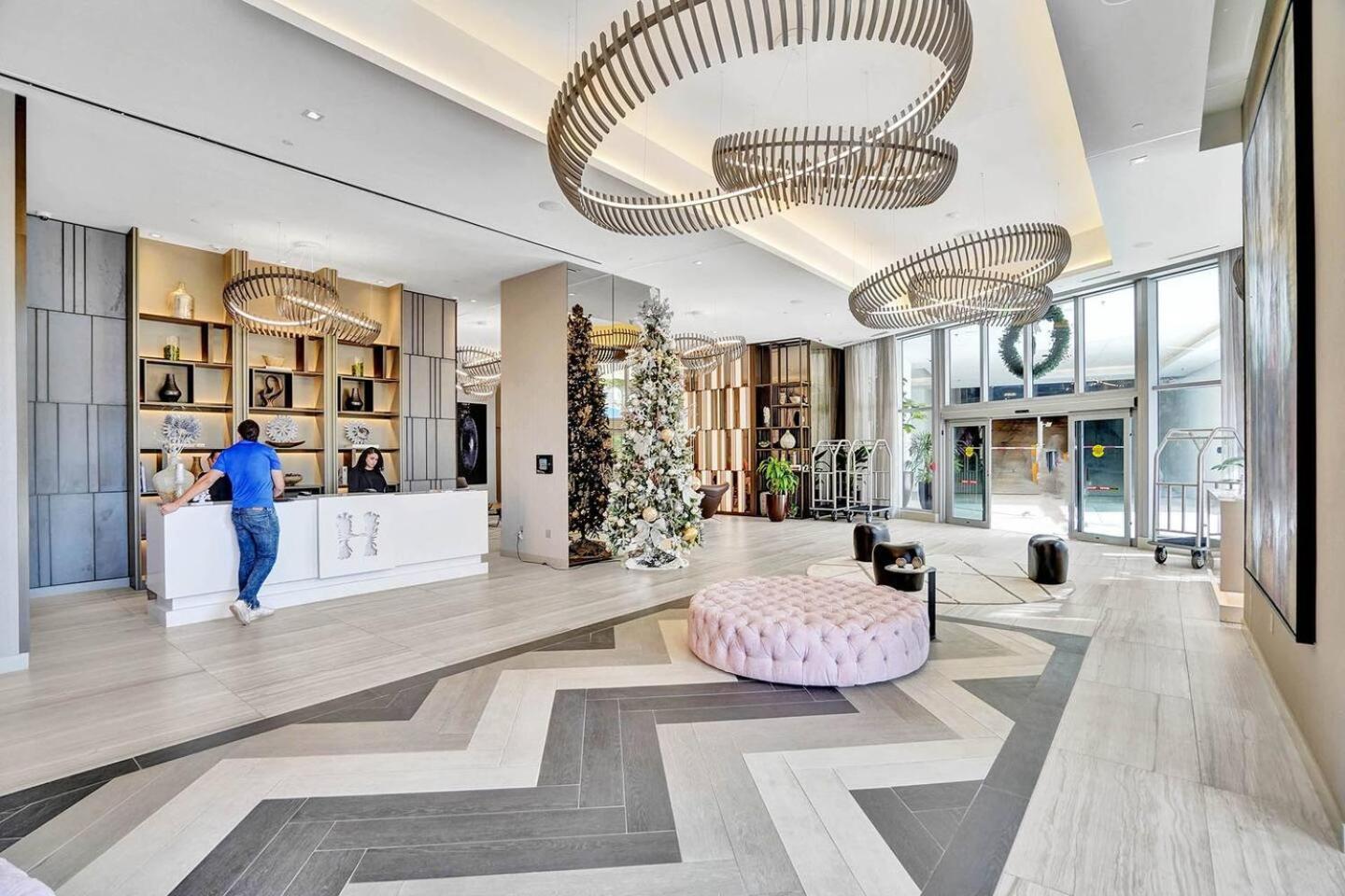 Amazing At H House * Hollywood