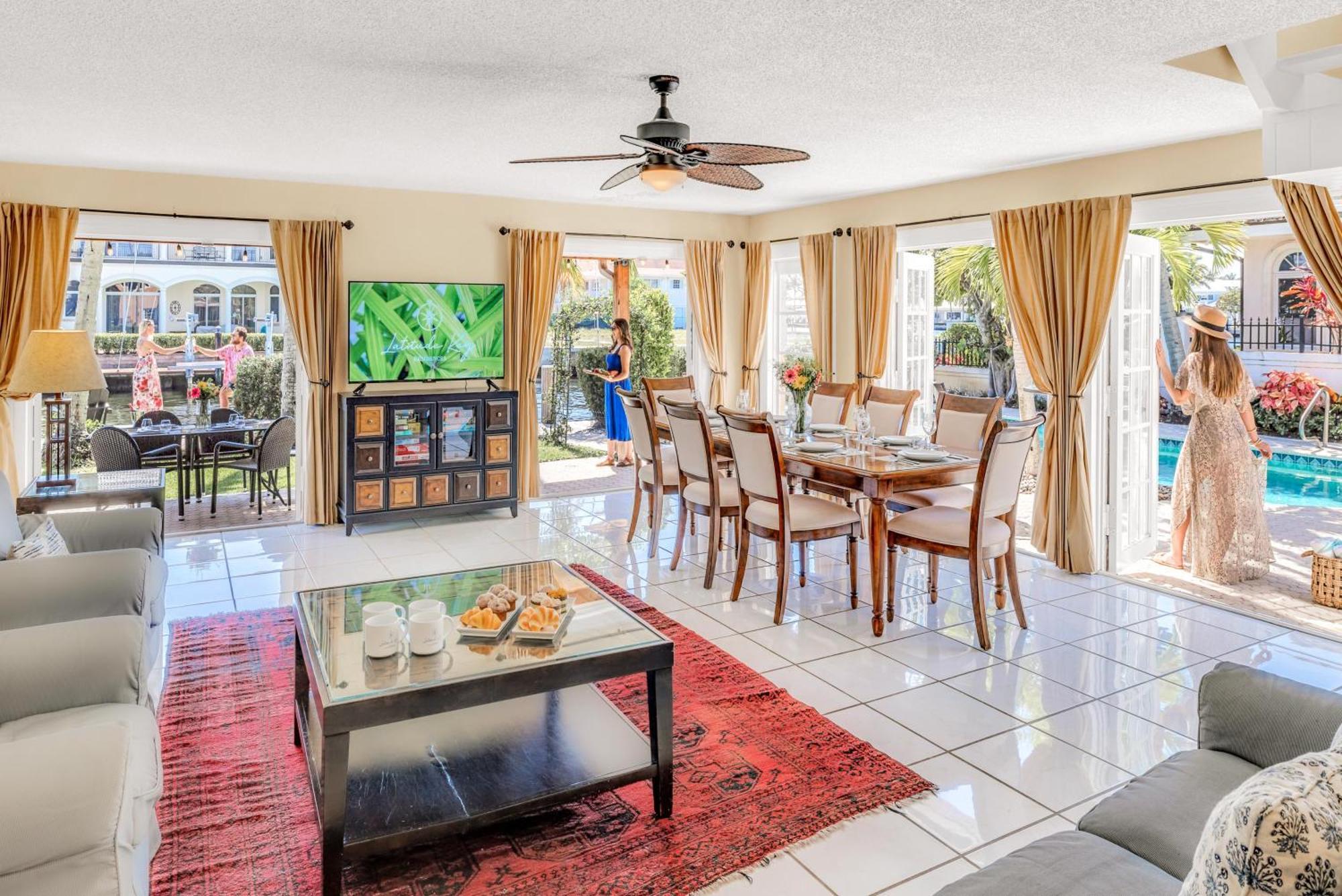 Walk To Waterfront Heated Pool Pelican Key Residences Holiday home *