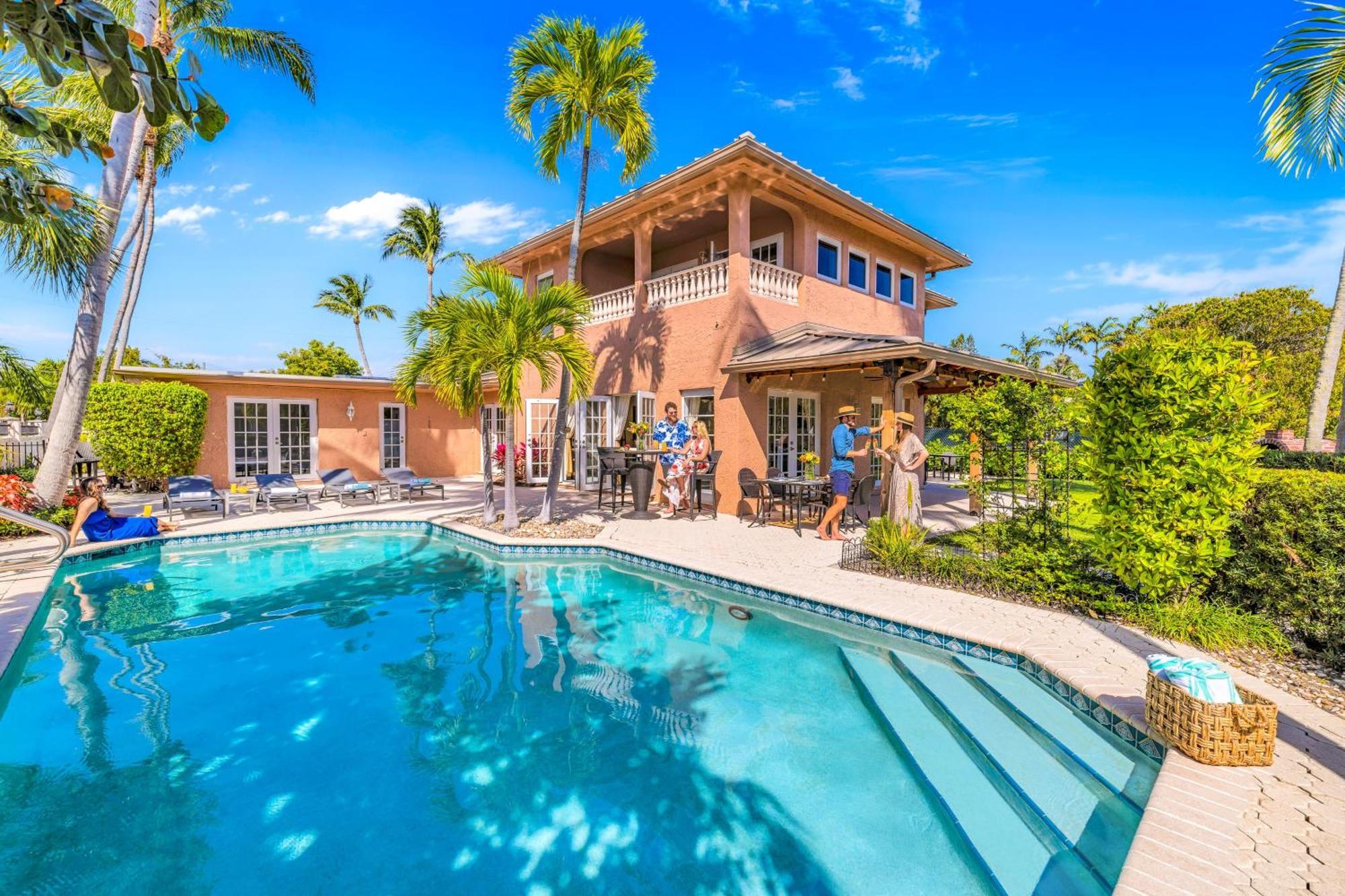 Walk To Waterfront Heated Pool Pelican Key Residences Holiday home