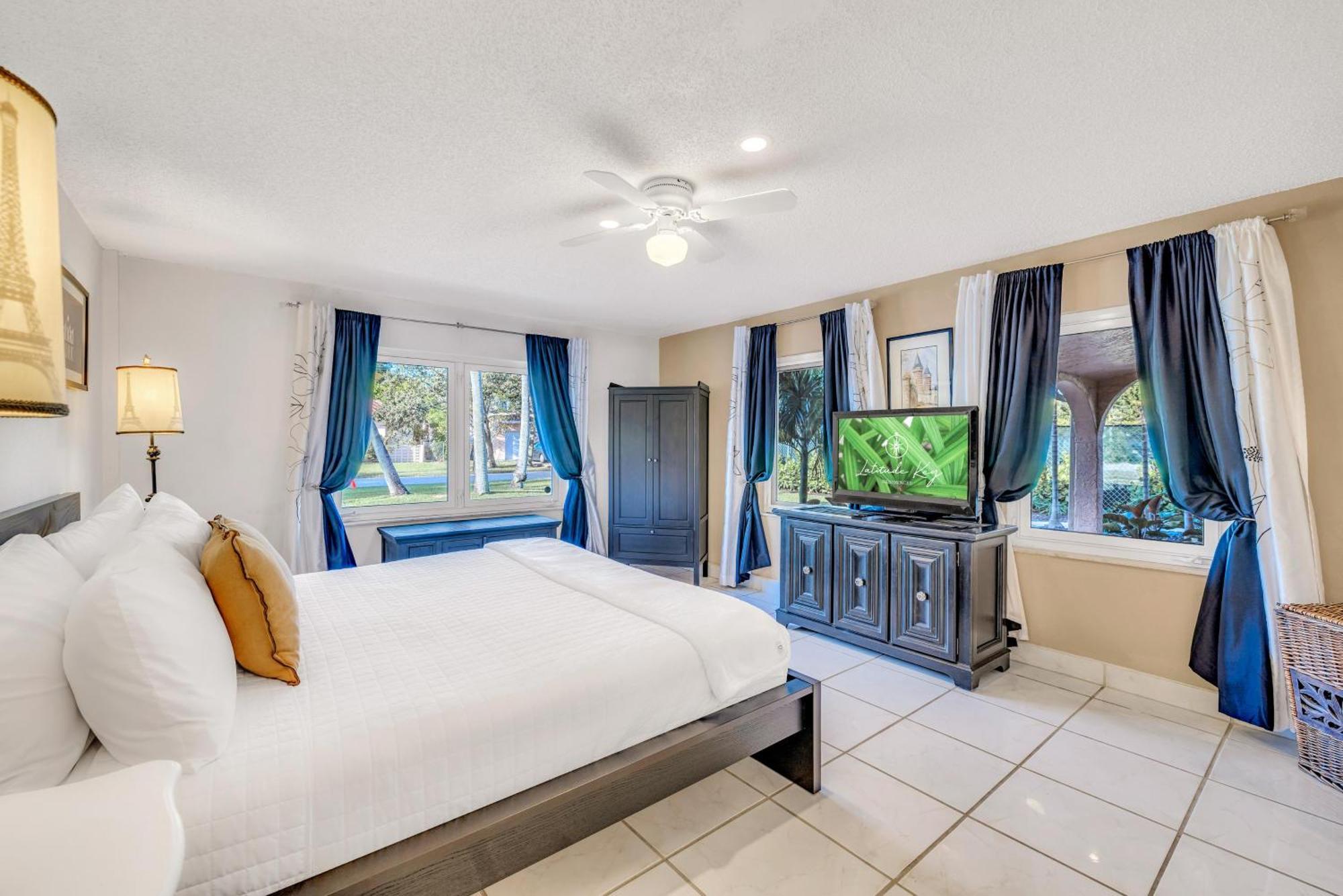 Holiday home Walk To Waterfront Heated Pool Pelican Key Residences *