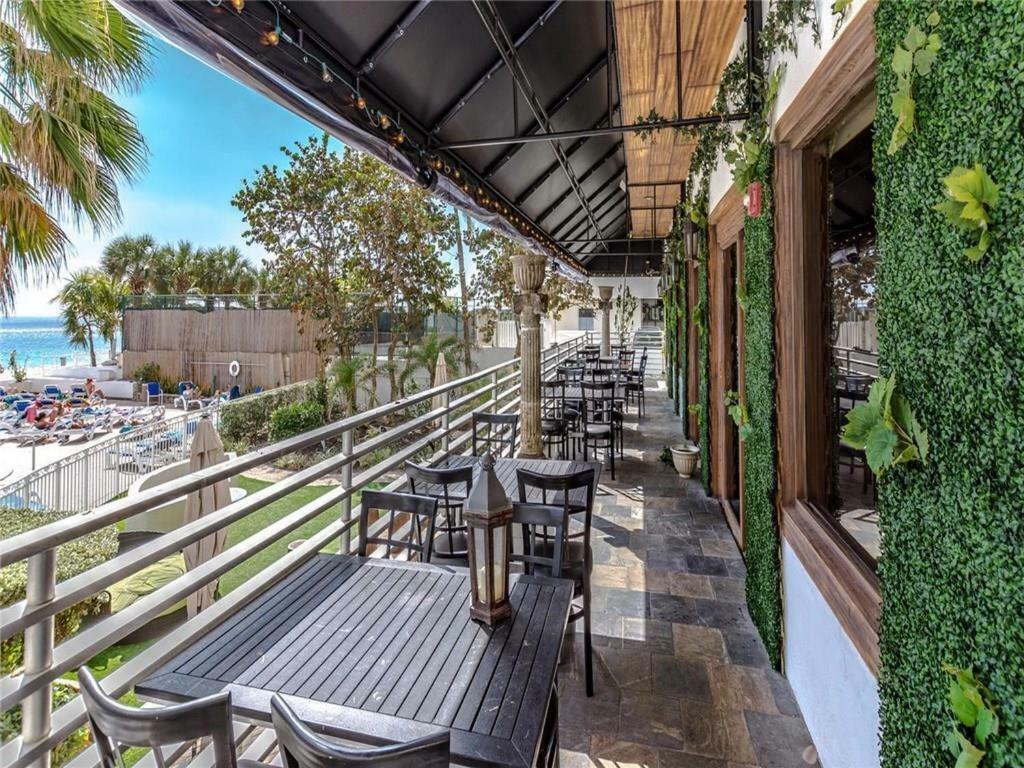 Oceanview Resort: Lauderdale Beachfront Corner