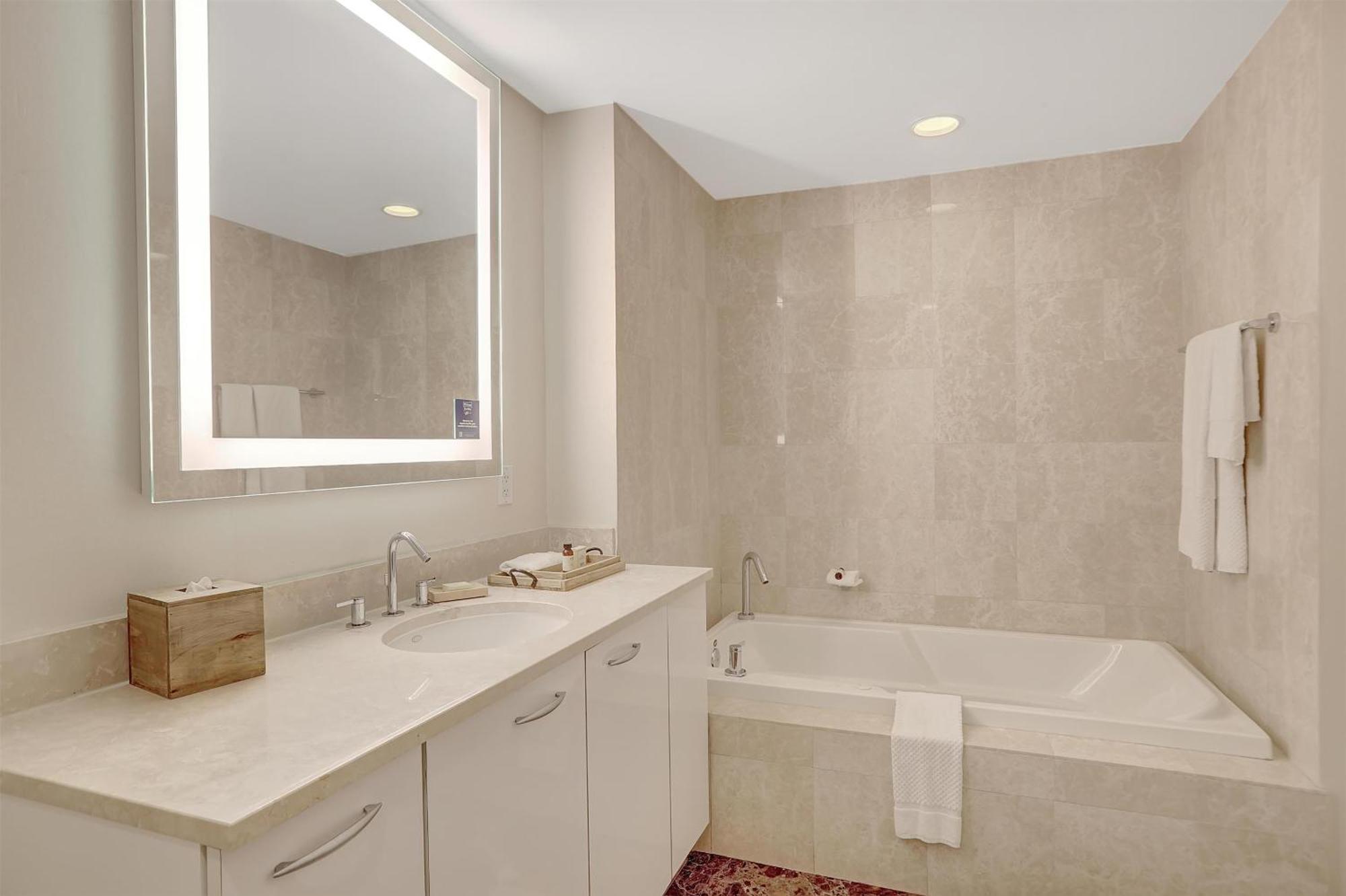 Resort House Lauderdale, A Hilton 4*