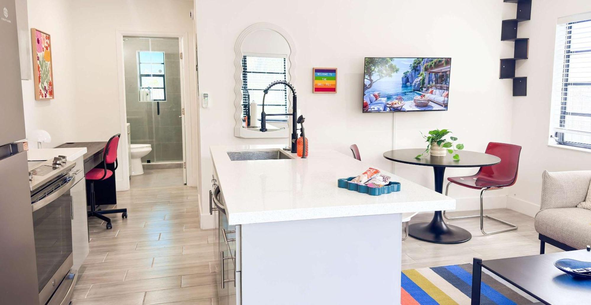 The Chill Pill - Wilton Drive And Jacuzzi Apartment *